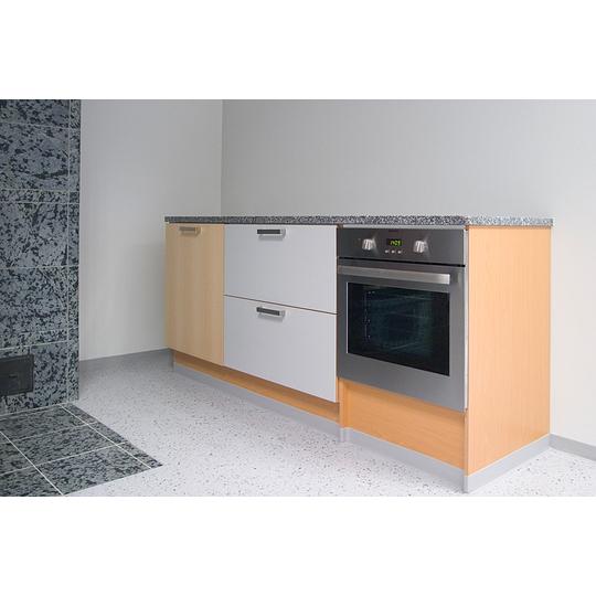 Länsikadun koulun opetuskeittiön moderni kaapistoratkaisu ja integroitu uuni.