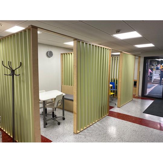 Oppilaille tarkoitetut pienet, vaaleanvihreill&auml; v&auml;liseinill&auml; erotetut ty&ouml;skentelytilat, joissa on p&ouml;yd&auml;t ja tuolit. Tilassa on moderni ja rauhallinen sisustus, joka tukee keskittymist&auml;.