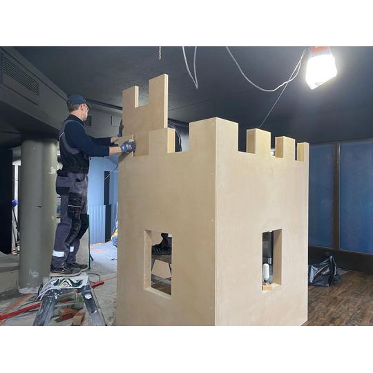 Joen Erikoiskalusteen ty&ouml;ntekij&auml; asentamassa mittatilausty&ouml;n&auml; valmistettua linnaa Rosso Joensuun ravintolan erikoiskalusteprojektissa.