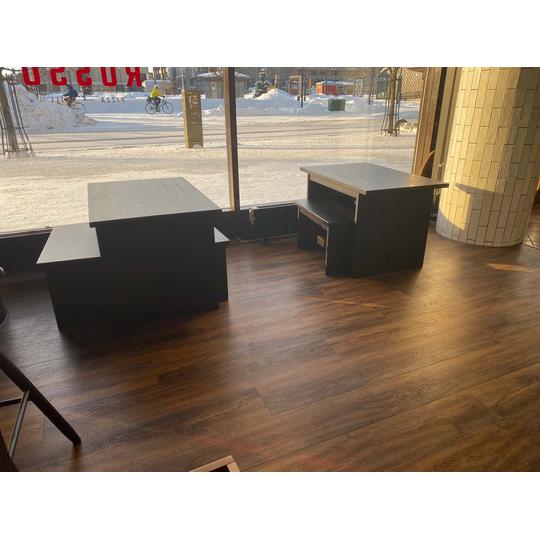 Rosso Joensuun ikkunoiden edess&auml; sijaitsevat Joen Erikoiskalusteen valmistamat mittatilausp&ouml;yd&auml;t, jotka sulautuvat ravintolan moderniin sisustukseen.