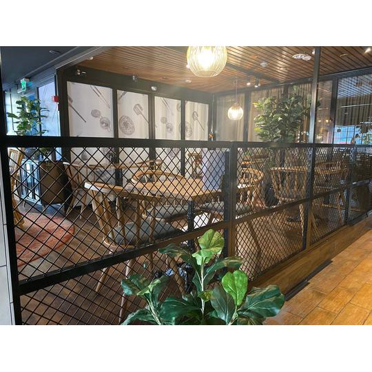 Sisustuskuva Joensuun Rossosta, jossa on Joen Erikoiskalusteen laatimia ja asentamia yksityiskohtia. Kuvassa metallinen tilanjakaja.