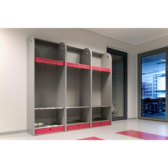 Länsikadun koulun käytävän säilytysratkaisu, jossa harmaat lokerikot ja punaiset yksityiskohdat kouluvarusteiden säilytykseen.