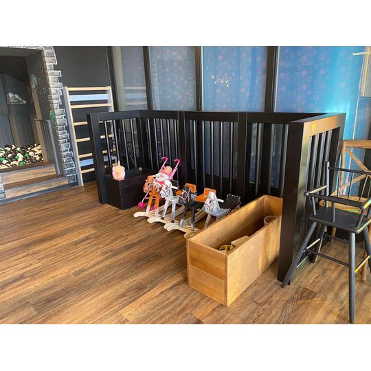 Joen Erikoiskalusteen laatimia yksityiskohtia Rosso Joensuun leikkialueesta.