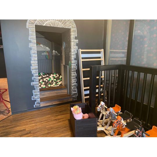 Rosso Joensuun lasten leikkitila, jossa Joen Erikoiskalusteen valmistamat leikkialueen kalusteet, kuten puuportaat ja pallomeri, ovat osa ravintolan uniikkia sisustusta.