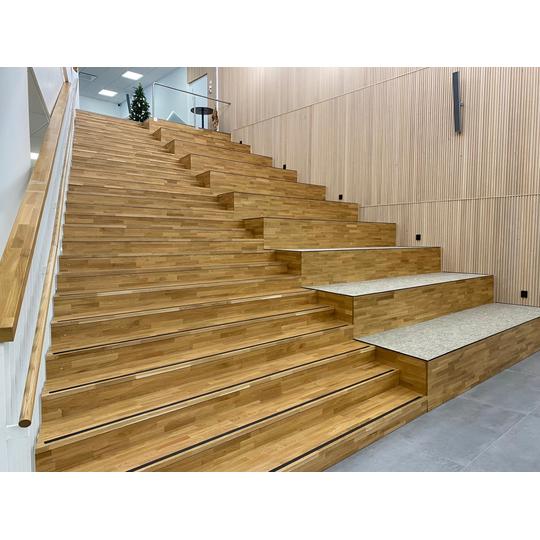 Monipuolinen puinen portaikko, joka tarjoaa oppilaille sekä istumapaikkoja että mahdollisuuden liikkua.