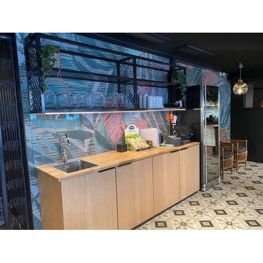 Joen Erikoiskalusteen suunnittelema, valmistama ja asentama puinen sivutiski Joensuun Rossossa.